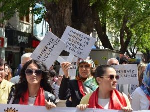 AK Parti’den Annelere Karanfil