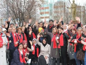 AK Kadınlar Anneler Gününde Kadınlara Karanfil Dağıttı