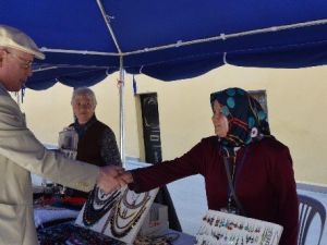 Başkan Kurt, Annelere Begonya Dağıttı