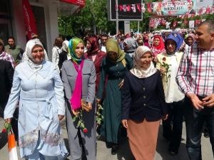 AK Parti Kadın Kollarından ‘Anneler Günü’ Yürüyüşü