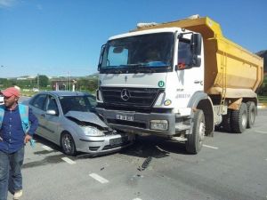 Kamyonun Altına Giren Otomobilden Yara Almadan Kurtuldu