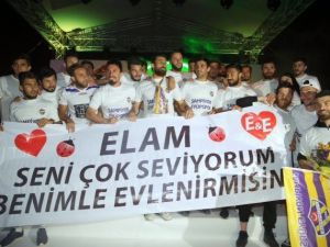 Şampiyonluk Kutlamasında Sürpriz Evlenme Teklifi