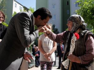 Zırhlıoğlu Annelerin Elini Öpüp Duasını Aldı