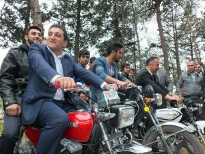 Vekil Adayının Motosikletli Seçim Gezisi