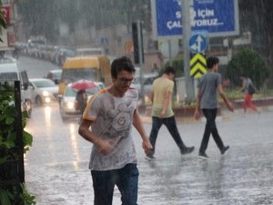 Aydın’da Aniden Gelen Yağış Hayatı Felç Etti