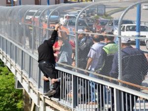 Köprüye Çıkarak İntihar Etmek İsteyen Vatandaşı Diğer Vatandaşlar Kurtardı