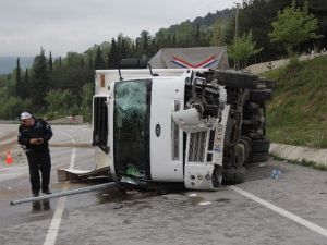 Limon Yüklü Kamyon Devrildi: 2 Yaralı