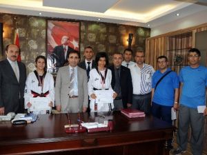 Tekvandocu Kızlara Altın