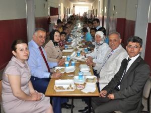 Ödemiş’te Muhtar’dan Özel Öğrencilere Kahvaltı