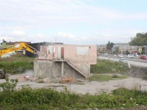 Ana Yoldaki Metruk Binalar Yıkılıyor