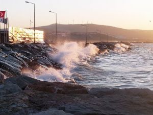 Fırtına, Deniz Ve Hava Ulaşımını Etkiliyor