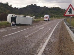 Minibüs Takla Attı: 2 Yaralı