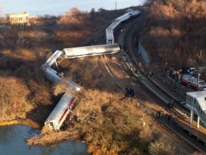 ABD'de yolcu treni raydan çıktı: 5 ölü, 50 yaralı!