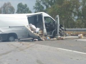 Peynir Taşıyan Kamyonet Kaza Yaptı