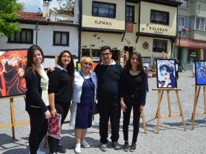 Yaptıkları Resimlerle Meydanı Renklendirdiler