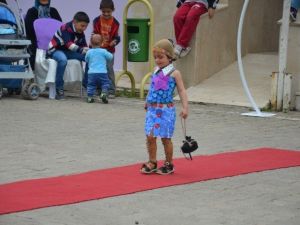 Minik Öğrencilerden Geri Dönüşüm Defilesi