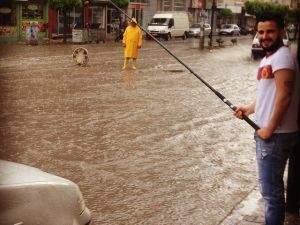 Cadde Ve Sokakları Su Bastı, Tepki İçin Suya Olta Attı