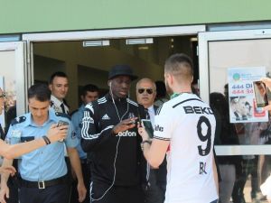 Beşiktaş’a İzmir’de Coşkulu Karşılaşama