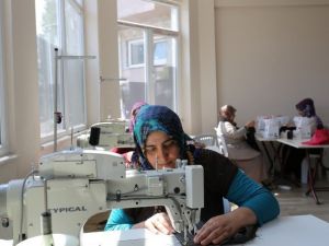 Düz Dikiş Ve Dikiş Makinesi Operatörlüğü’ne Katılan Kursiyerler İlk Tasarımlarını Kendi Yaptı