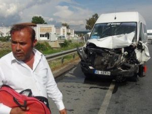 Kamyonet, Turistleri Taşıyan Minibüse Çarptı: 1 Yaralı