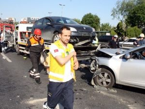 Direksiyon Hakimiyetini Kaybeden Sürücü Metrobüs Bariyerine Çarptı: 1 Yaralı