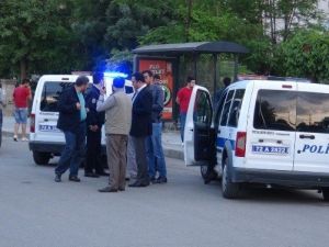 Genç Kızın Boğazına Bıçak Dayanan Şahsı Polis Etkisiz Hale Getirdi