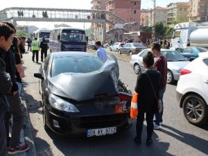 Yolun Karşısına Geçmeye Çalışan Öğrenciye Otomobil Çarptı