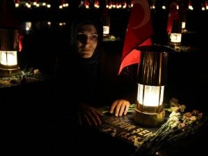 Acının Başkentini Madenci Fenerleri Aydınlattı