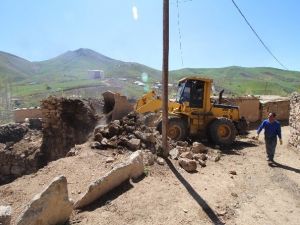 Yüksekovalı Duman Ailesine Yardım Eli Uzandı