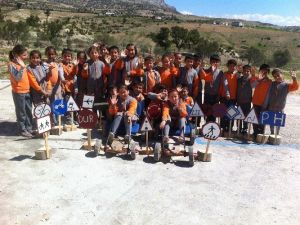 Öğrenciler Ağaçtan Yaptıkları Araçla Trafik Kurallarını Öğreniyor