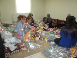 Engellilerin Hediyelerini Elleriyle Paketlediler