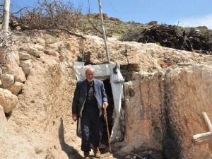 Çözüm Süreci İle Köylerine Dönen Çift Mağarayı Yazlık Kullanıyor