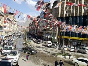 Hakkari Parti Bayraklarıyla Süslendi