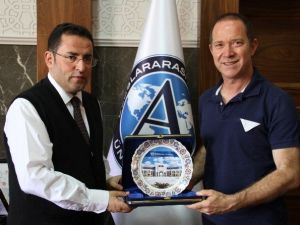 Ünlü Sanatçı Ezgü’den, Uaü Rektörü Prof. Dr.göktepe’ye Ziyaret