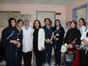 AK Parti Milletvekili Adayı Ceritoğlu’ndan Hemşirelere Çiçek