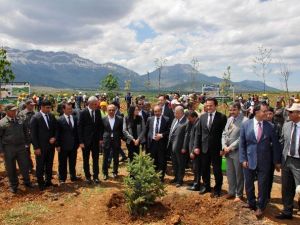 NEÜ’de Fidanlar Toprakla Buluşturuldu