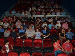 Manavgat’ta Engelli Öğrencilere Polisten Sinema Sürprizi