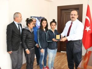 Bayan Sporculardan Vali Canbolat’a Ziyaret