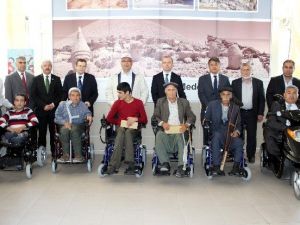Engellilere Akülü Ve Tekerlekli Sandalye Dağıtıldı
