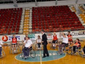 Engelliler Basketbol Maçında Oda Başkanlarıyla Karşı Karşıya Geldi