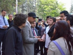 AK Parti Pankartını İndirmek İsteyen Öğrencilere Polis Müdahale Etti