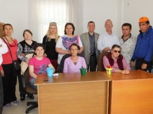 Burhaniye’de Engellilere Siyasetçi Ziyareti