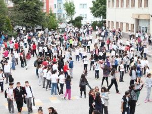 Obeziteye Karşı 1000 Öğrenci Aynı Anda İP Atladı