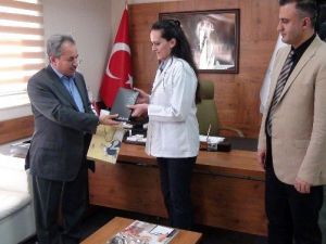 Başkan Akkaya’dan Hemşire Ve Ebelere Hediye