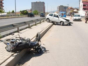 Motosiklet İle Otomobil Çarpıştı: 1 Yaralı