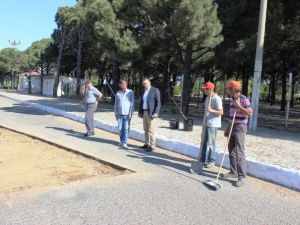 Ayvalık Belediyesi Altınova’da Bozuk Yolları Onarıyor