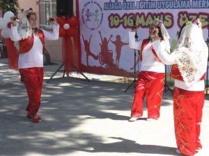 Aliağa’da Engelli Öğrencilerden Kutlama
