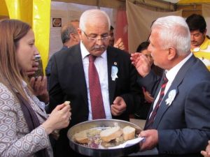 Milletvekili Erdoğan’a Araban’da Bayatlamayan Ekmek Ve Şiir Kitabı