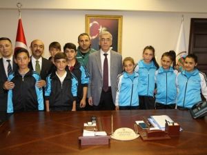 Başarılı Sporculardan Vali Ataklı’ya Ziyaret
