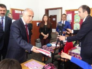 Vali Hasan Karahan Çocuklara Diş Bakım Seti Dağıttı